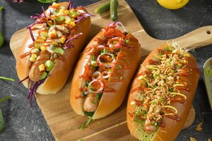 Alginaat casing die vast blijft zitten aan vegan worst