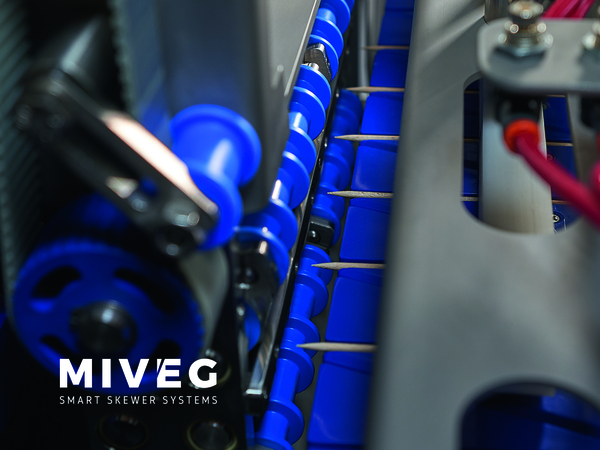 Co-ontwikkeling IB Food-Machine en MIVEG zorgt voor eerste machine die saté automatisch rijgt